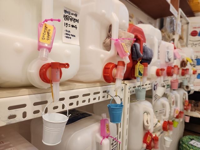 서울 마포구 망원시장 알맹상점에 들어가면 줄지어 선 말통이 눈에 들어온다. [촬영 홍준석]