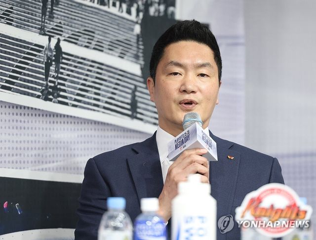 질문 답하는 전희철 SK 감독