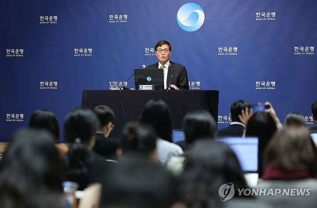 기자간담회에서 발언하는 이창용 총재