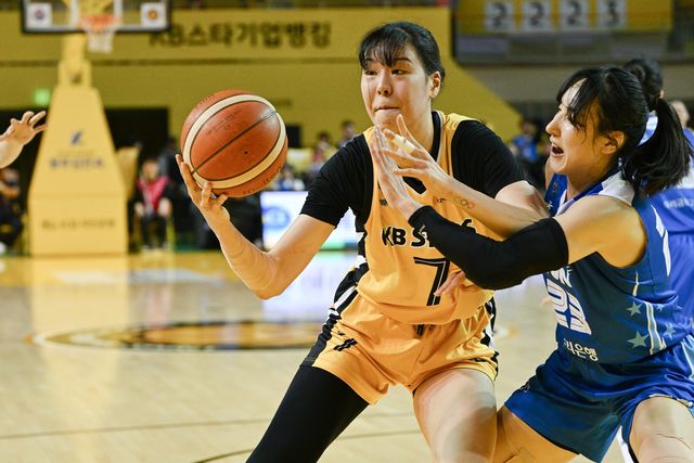 여자프로농구 청주 KB와 아산 우리은행의 경기 장면