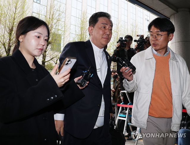 경찰 조사 향하는 김병기