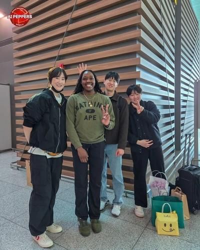 출국 직전 장소연 감독과 함께한 조이(왼쪽 2번째)