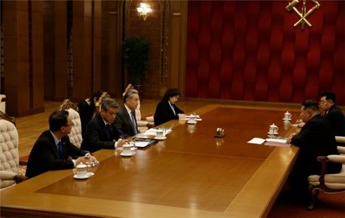 왕이 중국 외교부장 만난 김정은 북한 국무위원장