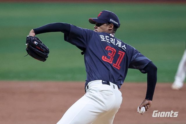 8이닝 1실점 역투한 롯데 선발 로드리게스