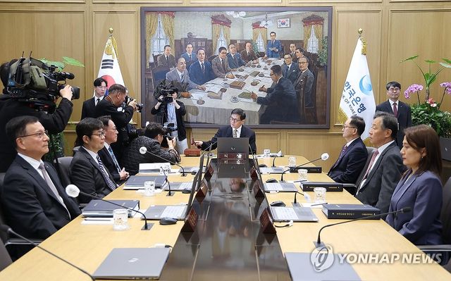 의사봉 두드리는 이창용 총재