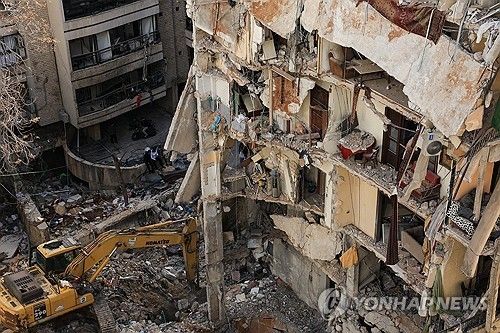 9일(현지시간) 이스라엘의 공습을 받은 레바논 수도 베이루트의 한 건물