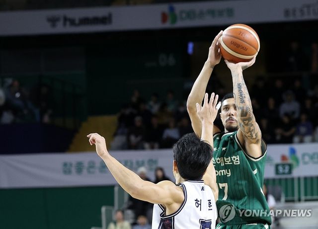 1월 21일 열린 DB와 KCC의 경기에서 DB 알바노와 KCC 허훈