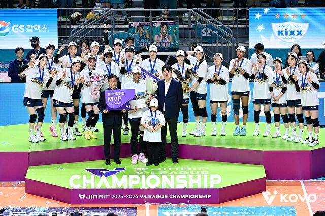 챔프전 MVP로 뽑힌 GS칼텍스의 실바(중앙)