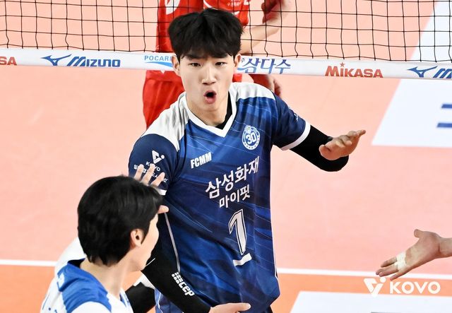 삼성화재의 아웃사이드 히터 김우진(중앙)