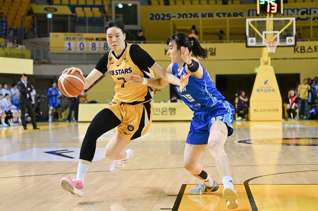 여자프로농구 청주 KB와 아산 우리은행의 경기 장면