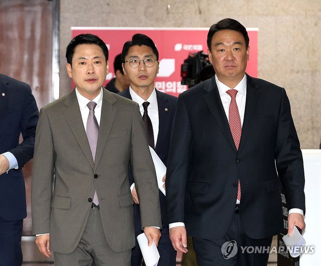 국민의힘 긴급최고위원회의 입장하는 장동혁 대표