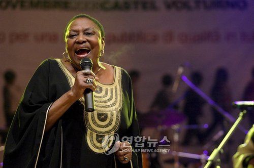 2008년 11월 9일 이탈리아에서 마피아 조직에 맞선 작가 로베르토 사비아노를 지지하는 콘서트에 참여해 공연하는 미리엄 마케바. 이 공연이 그의 마지막 공연이었다. [EPA 연합뉴스 자료사진. 재판매 및 DB 금지]
