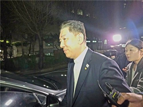 10일 오후 7시 55분께 무소속 김병기 의원이 경찰 조사를 받은 뒤 서울경찰청 마포청사를 나오고 있다. [촬영 박수현]