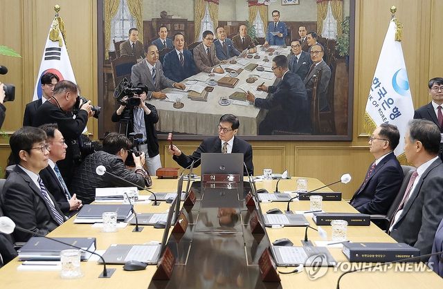 의사봉 두드리는 이창용 총재