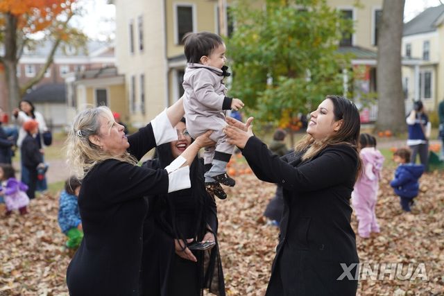 미국 뉴욕 가을축제에 참여한 아기