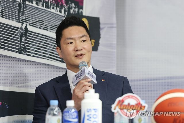 질문 답하는 전희철 SK 감독