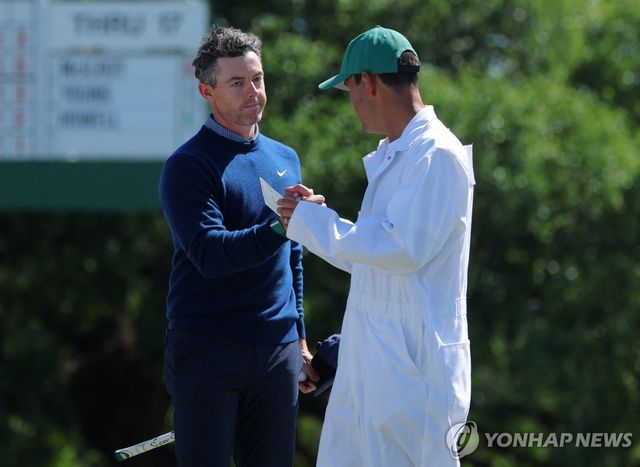 1라운드를 마친 매킬로이(왼쪽)