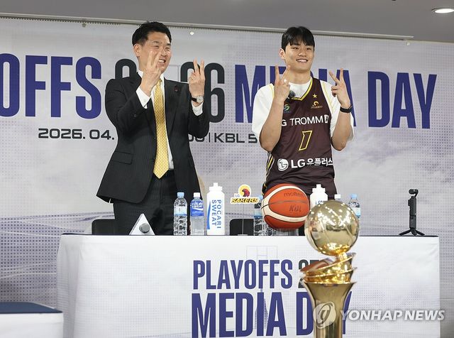 세리머니 보여주는 LG