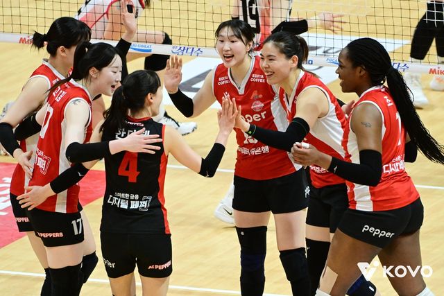 득점 후 기뻐하는 페퍼저축은행 선수들