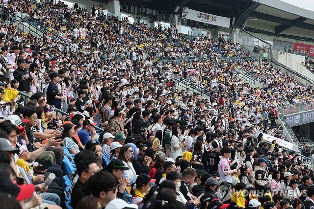 벌써 후끈 달아오른 프로야구 열기