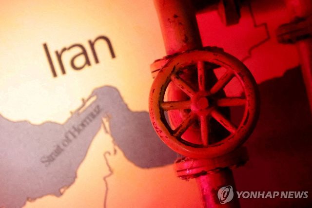 계속 봉쇄되고 있는 호르무즈 해협