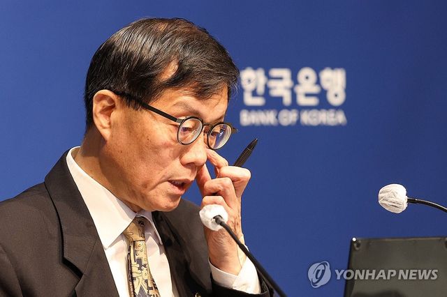 통화정책방향 기자간담회서 발언하는 이창용 한국은행 총재