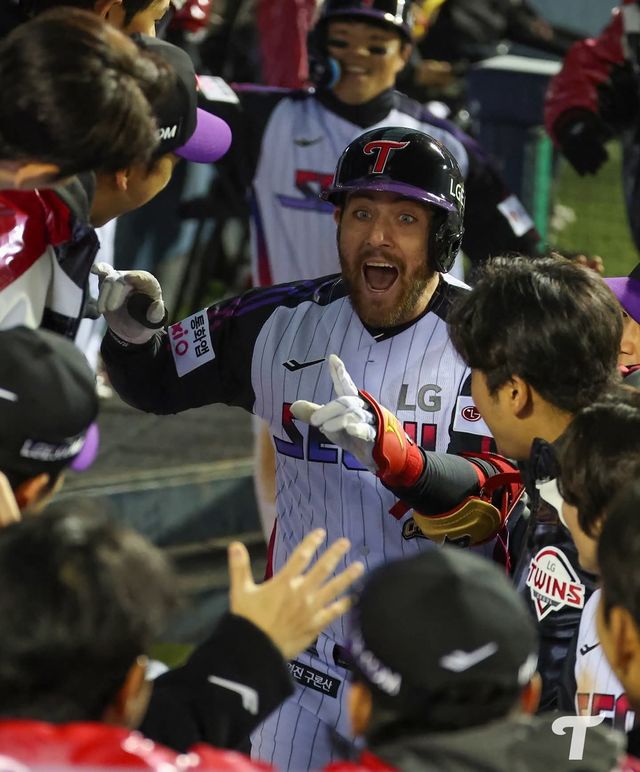 4회 홈런을 치고 기뻐하는 LG 오스틴