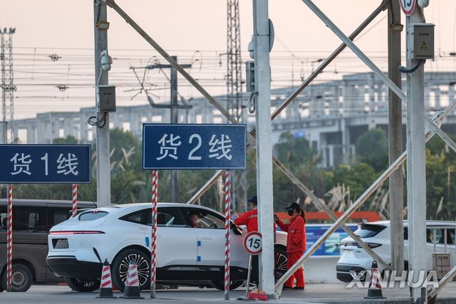 중국 충칭에서 수출 대기 중인 신에너지차