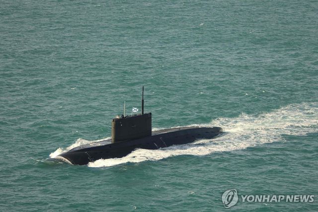 영국 해군이 배포한 러시아 잠수함 사진