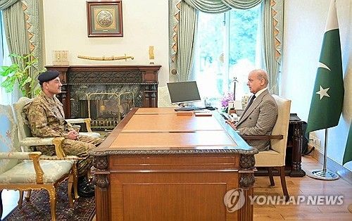 미·이란 협상 앞두고 대화하는 무니르 파키스탄 총사령관(왼쪽)과 샤리프 총리와 