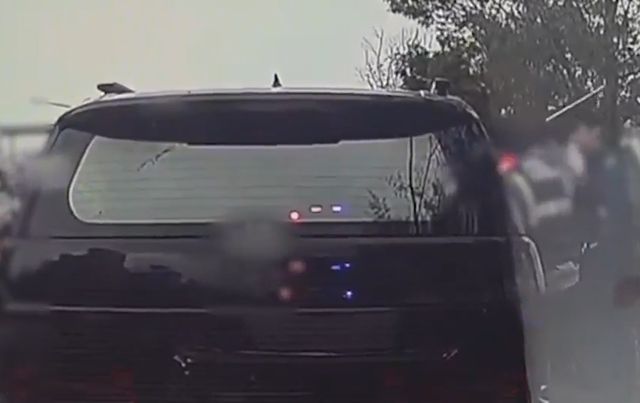 경찰이 삼단봉을 이용해 음주 의심 운전자를 검거하는 모습