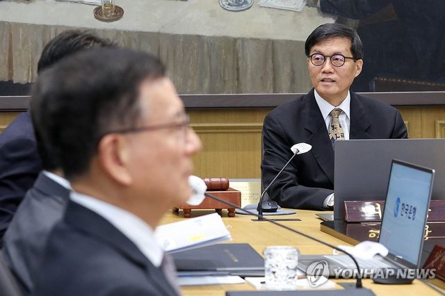 이창용 한국은행 총재, 금통위 주재