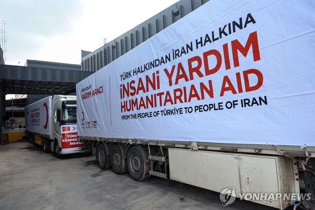 이란 향하는 구호품 트럭