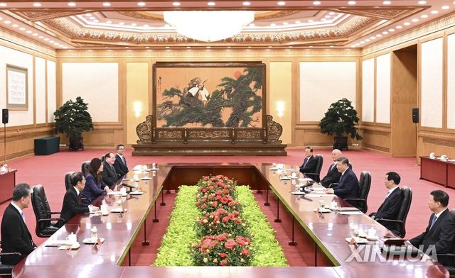 10일 베이징서 만난 시진핑 중국 국가주석과 정리원 대만 중국국민당 주석