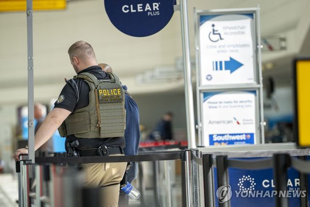 볼티모어 국제공항의 이민세관단속국(ICE) dydnjs