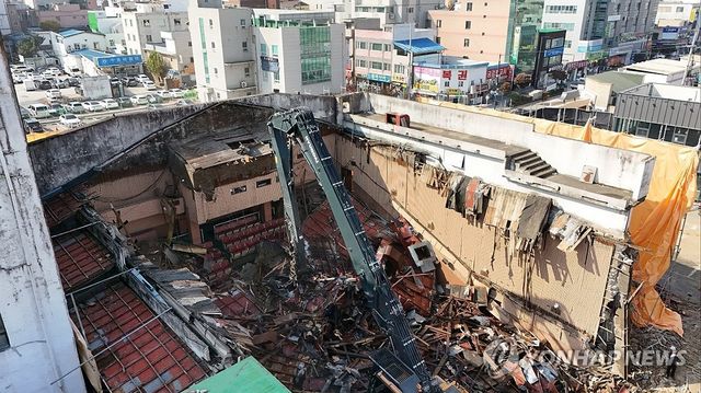 대형 크레인에 의해 지붕이 철거된 원주 아카데미극장