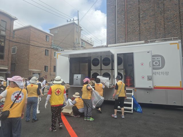 지난해 수해복구 현장에서 활동중인 적십자사