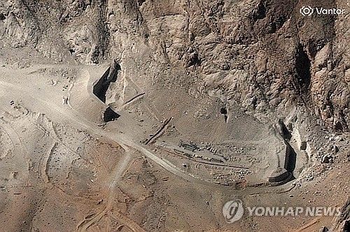 미국과 이사르엘의 공격으로 파괴된 이란 중부 이스파한 미사일 단지의 터널 입구. 