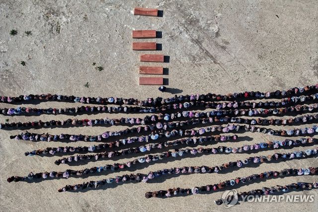 지난 11일(현지시간) 레바논 베이루트에서 죽은 이들의 시신 6구가 고향인 시리아 데이르에조르로 운구돼 장례식이 열렸다.