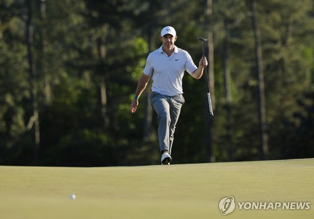 18번 홀 그린으로 올라오는 매킬로이