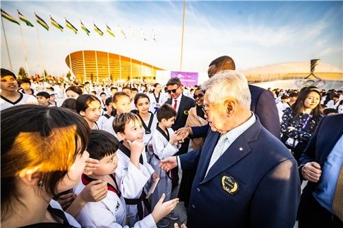 플래시몹 참가자들과 인사하는 조정원 WT 총재.