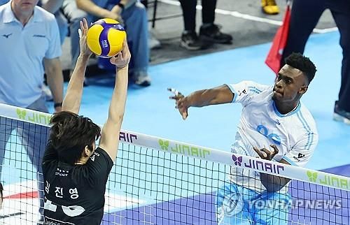 공격하는 대한항공의 마쏘(오른쪽)