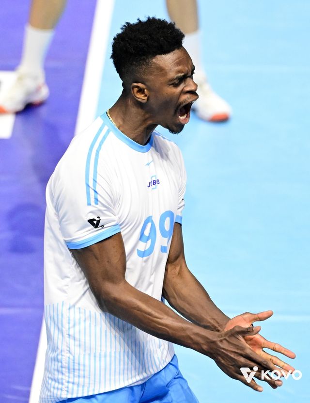 득점 후 기뻐하는 대한항공의 마쏘