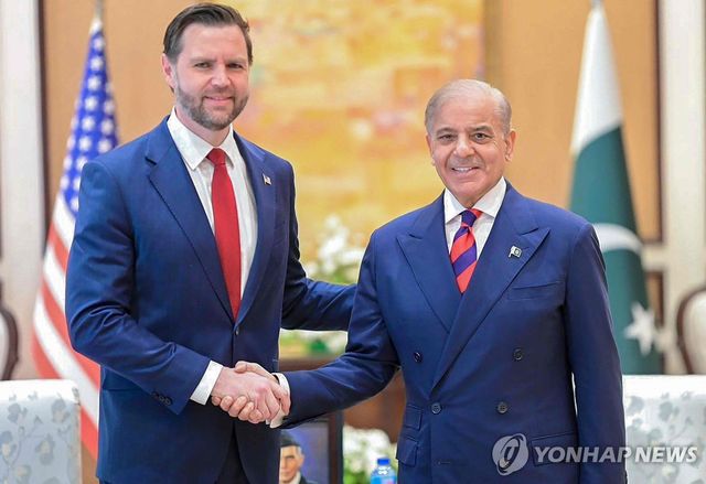 이란과 협상 앞두고 파키스탄 샤리프 총리 만난 JD 밴스 미국 부통령