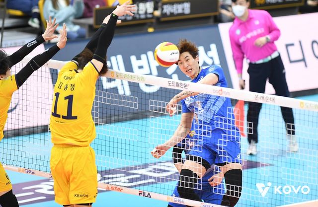 선수로 뛰던 시절의 박철우 우리카드 신임 감독(오른쪽)