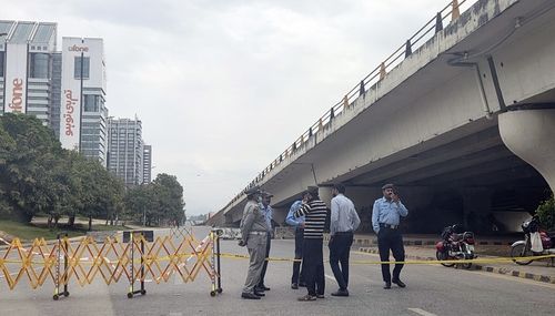 도로 통제한 파키스탄 경찰관들