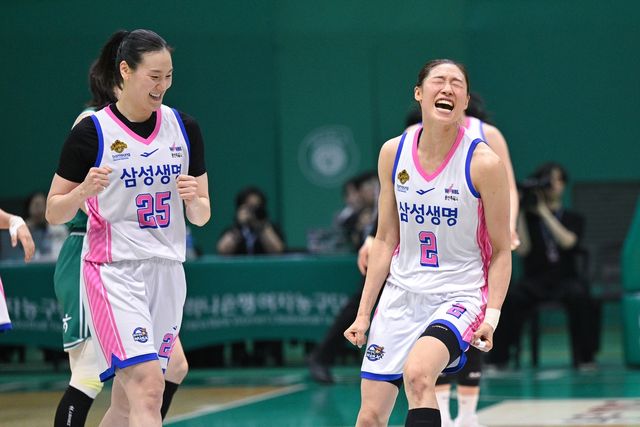 삼성생명의 이해란(2번)과 배혜윤