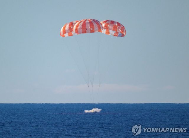낙하산을 펴고 착수한 '아르테미스Ⅱ'