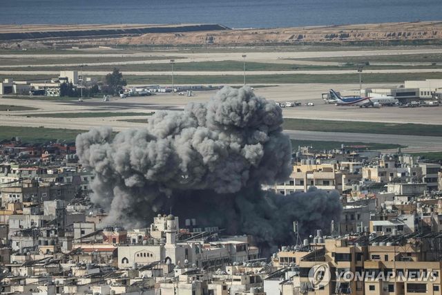 지난 4일(현지시간) 레바논 베이루트 남부가 이스라엘의 공습을 받아 연기가 피어오르고 있다.