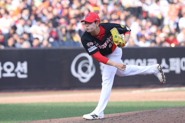 입단 3년 만에 첫 세이브를 거둔 성영탁